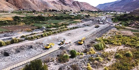 Avanza conservación de obras fluviales en quebrada de Camiña