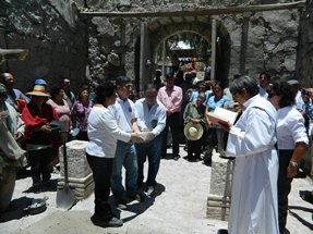 Colocan Primera Piedra de la Iglesia de Huasquiña