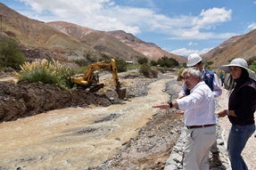 Intendente inspecciona avances de obras de encauzamiento del río en quebrada de Camiña