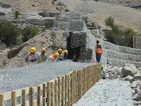 Continúan los trabajos de encauce del río de Camiña